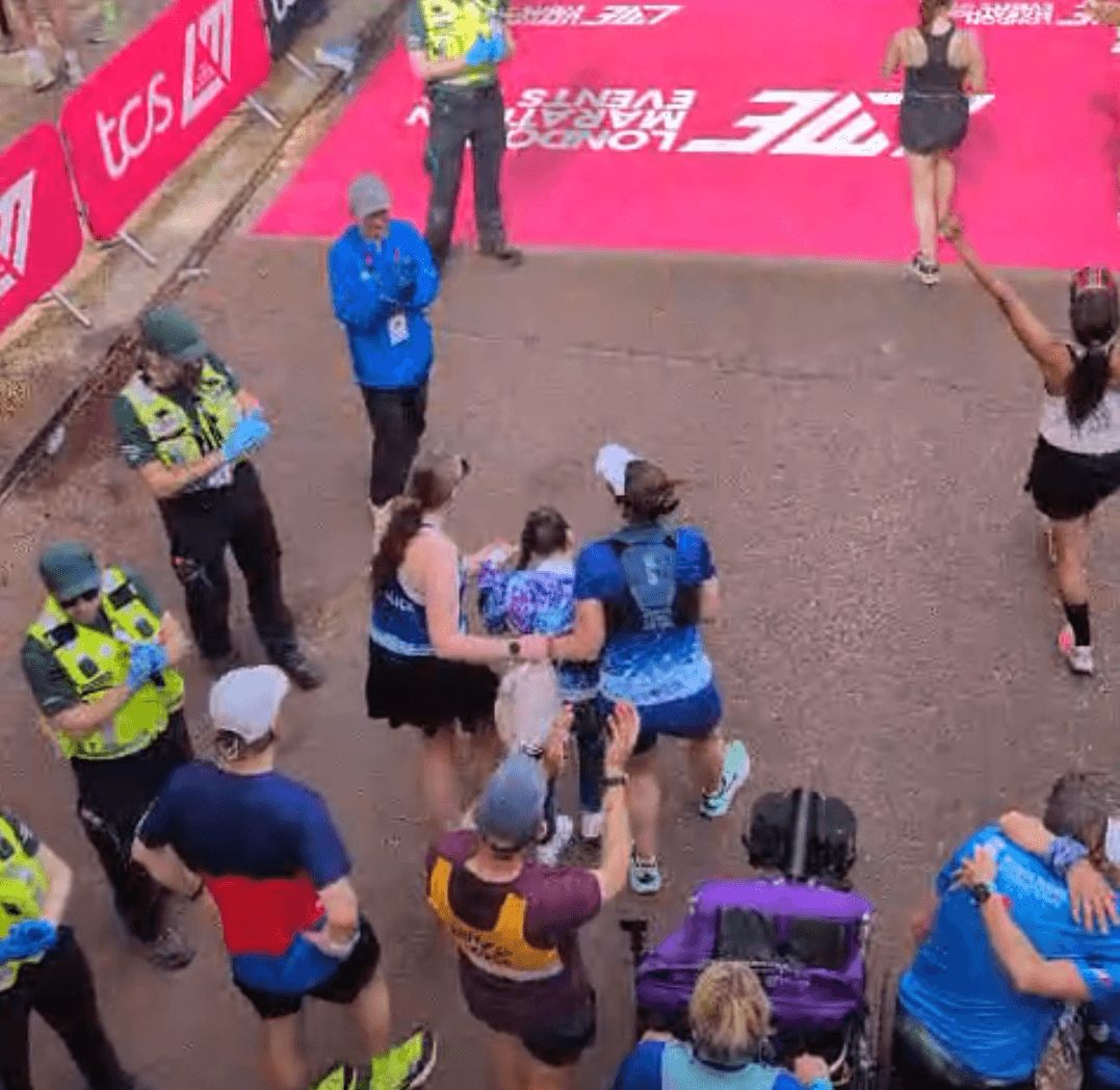 Joanne and Alice steal hearts at the London marathon!